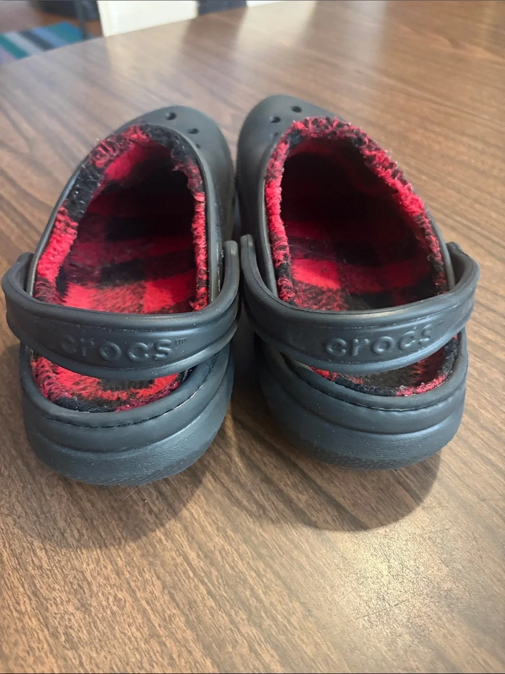 CROCS Men’s 10 Women’s 12 Dual Comfort Lined Clog Black Red Buffalo Plaid